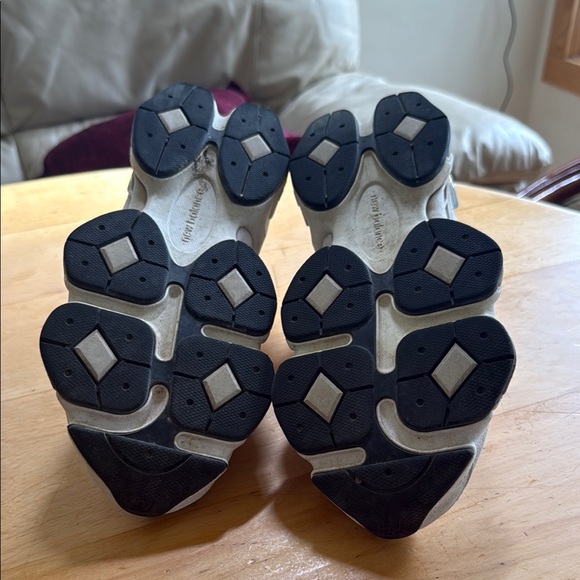 NEW BALANCE 9060 Size 8.5 - Sea Salt / Concrete / Silver Metallic - Picture 7 of 8